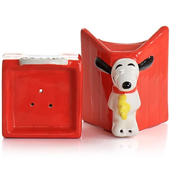 Peanuts Classic Dog House Salt & Pepper Set - Picture 7 of 11